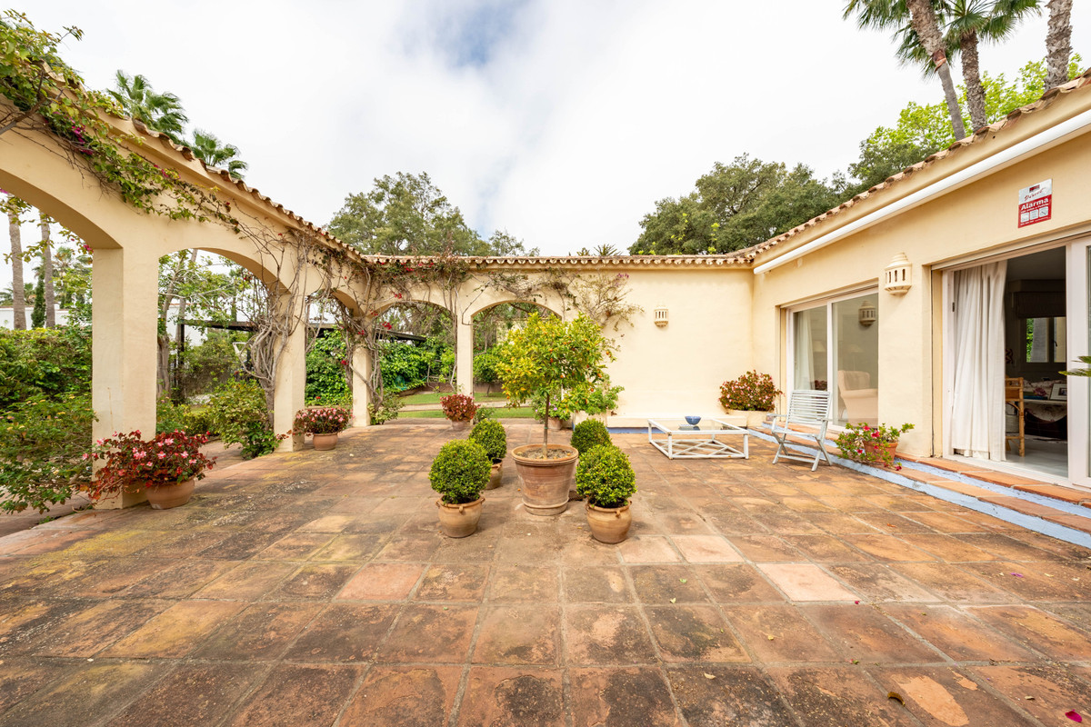 Se vende Villa - Chalet de 5 dormitorios en Costa Del Sol, Cadiz, España