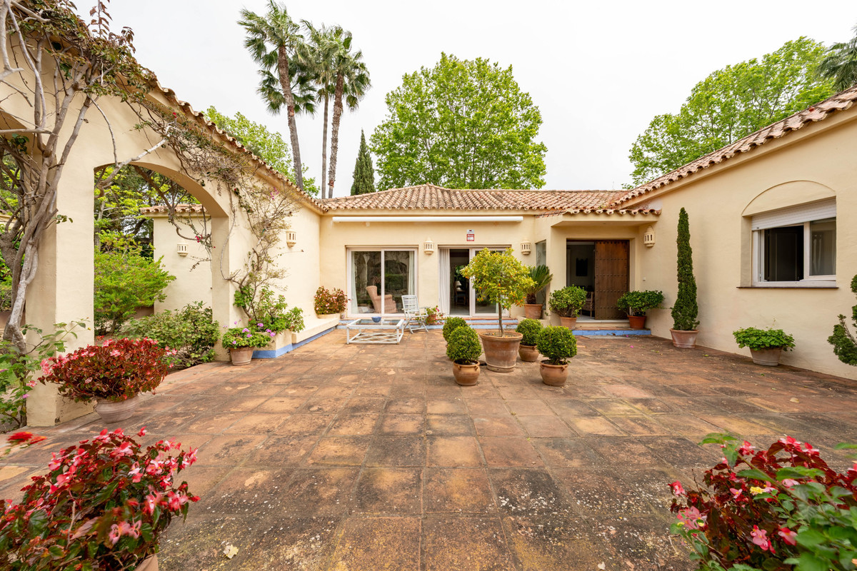 Se vende Villa - Chalet de 5 dormitorios en Costa Del Sol, Cadiz, España