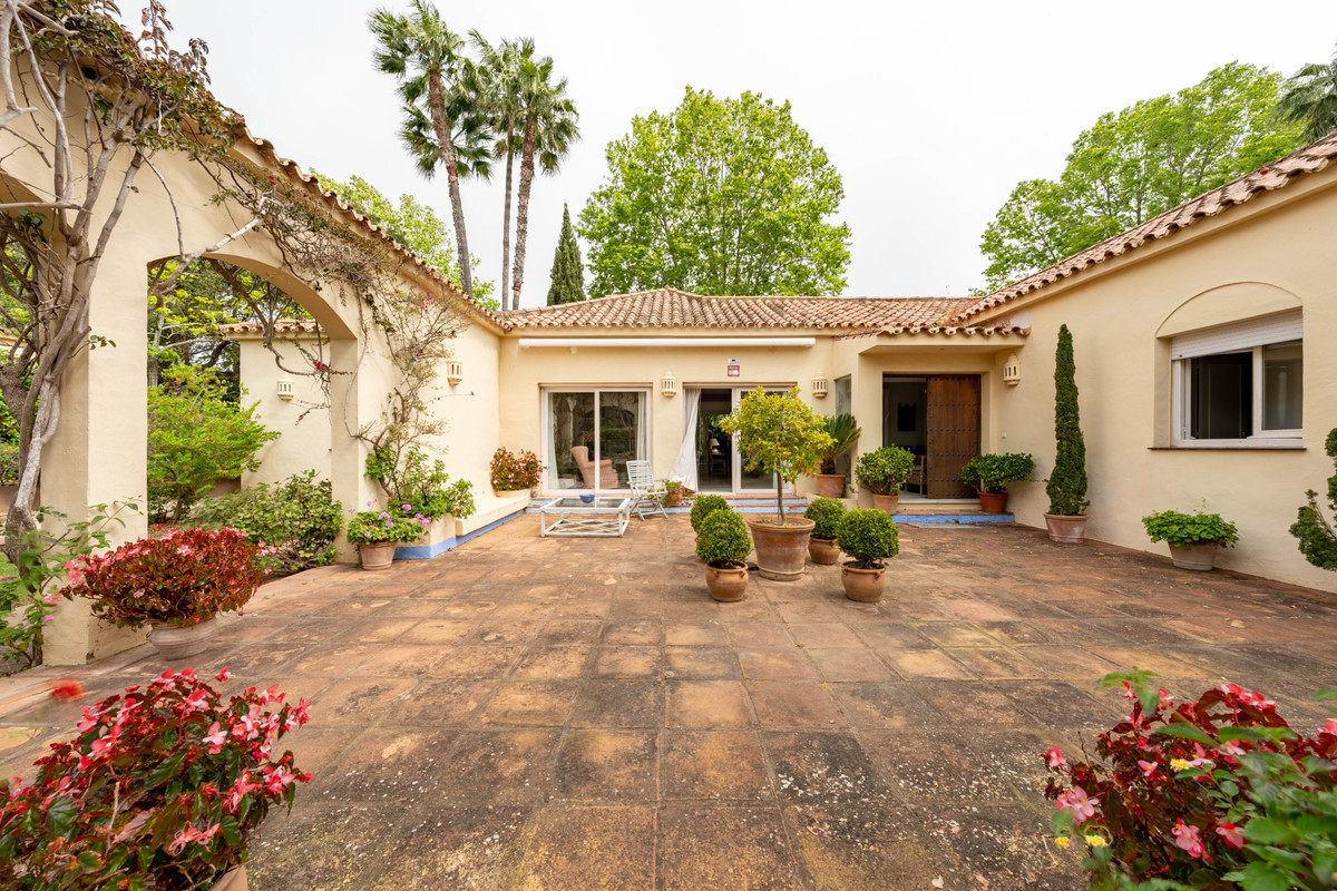 Se vende Villa - Chalet de 5 dormitorios en Costa Del Sol, Cadiz, España