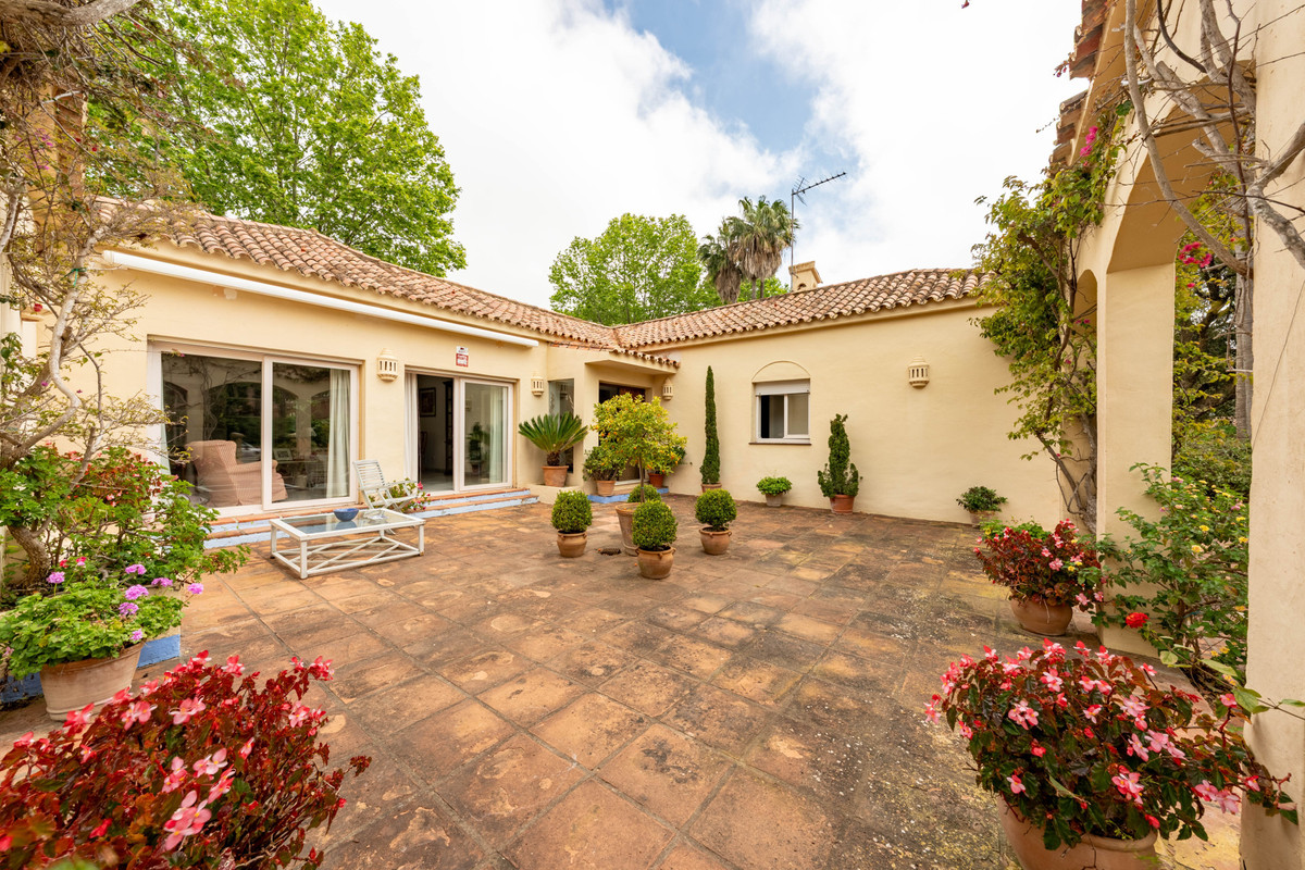 Se vende Villa - Chalet de 5 dormitorios en Costa Del Sol, Cadiz, España