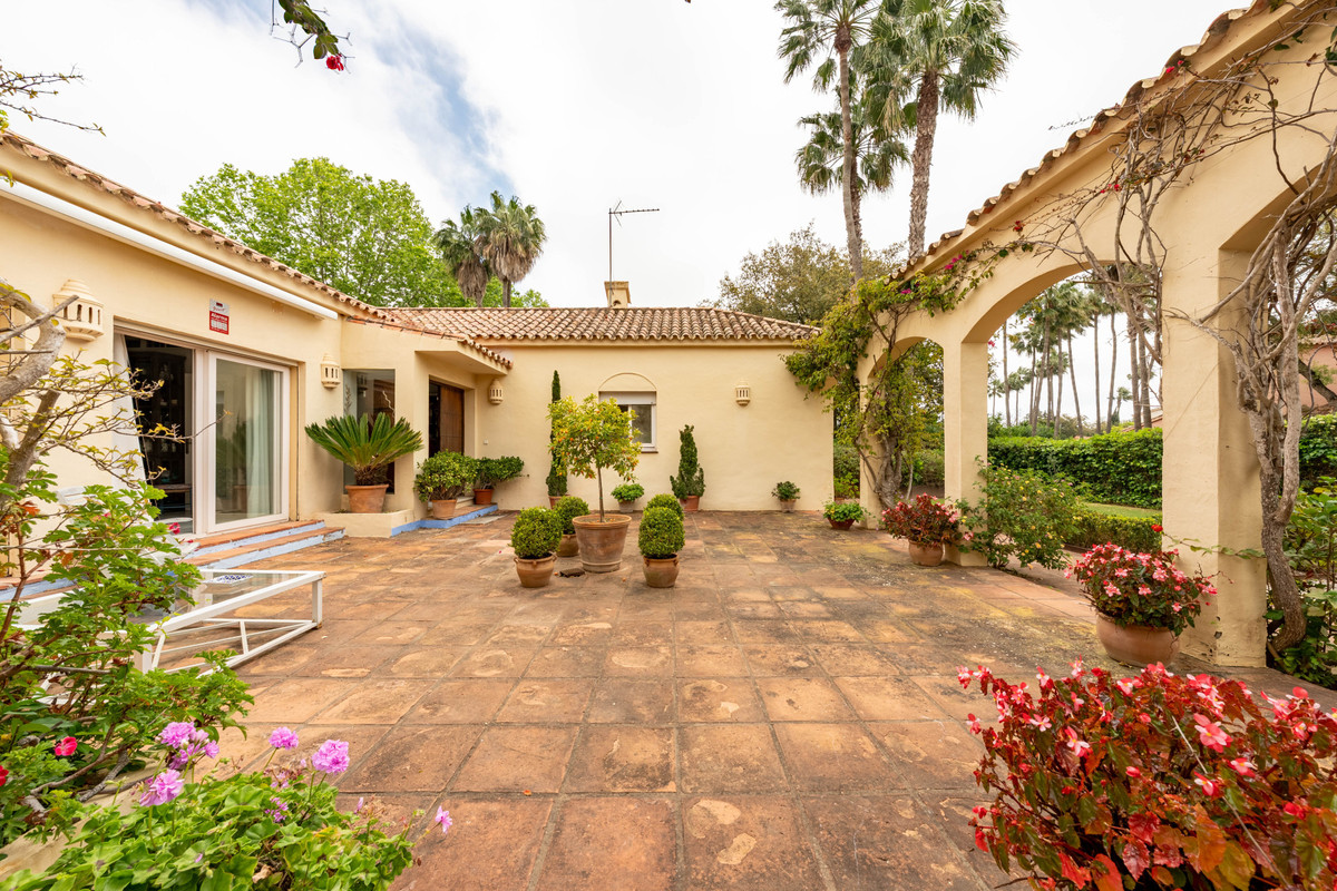 Se vende Villa - Chalet de 5 dormitorios en Costa Del Sol, Cadiz, España