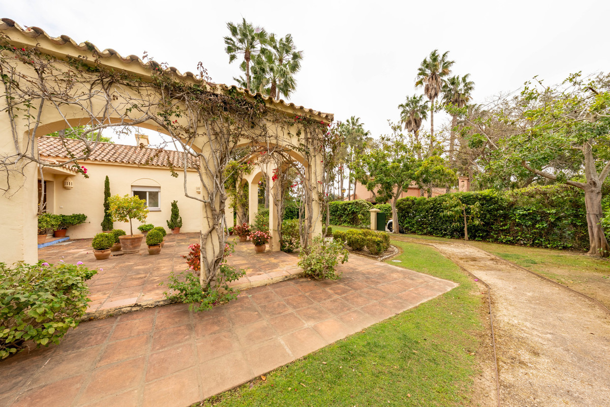 Se vende Villa - Chalet de 5 dormitorios en Costa Del Sol, Cadiz, España