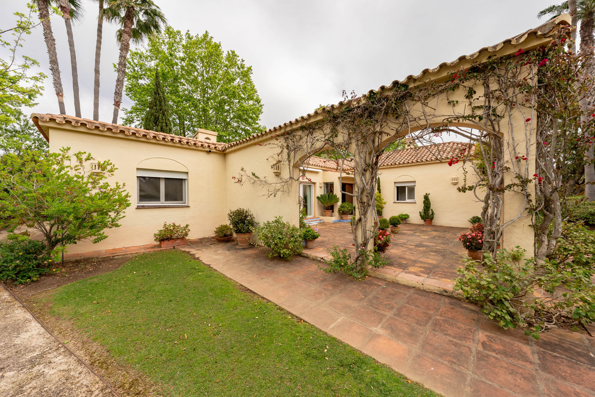 Se vende Villa - Chalet de 5 dormitorios en Costa Del Sol, Cadiz, España