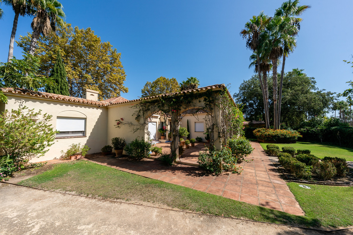 Se vende Villa - Chalet de 5 dormitorios en Costa Del Sol, Cadiz, España