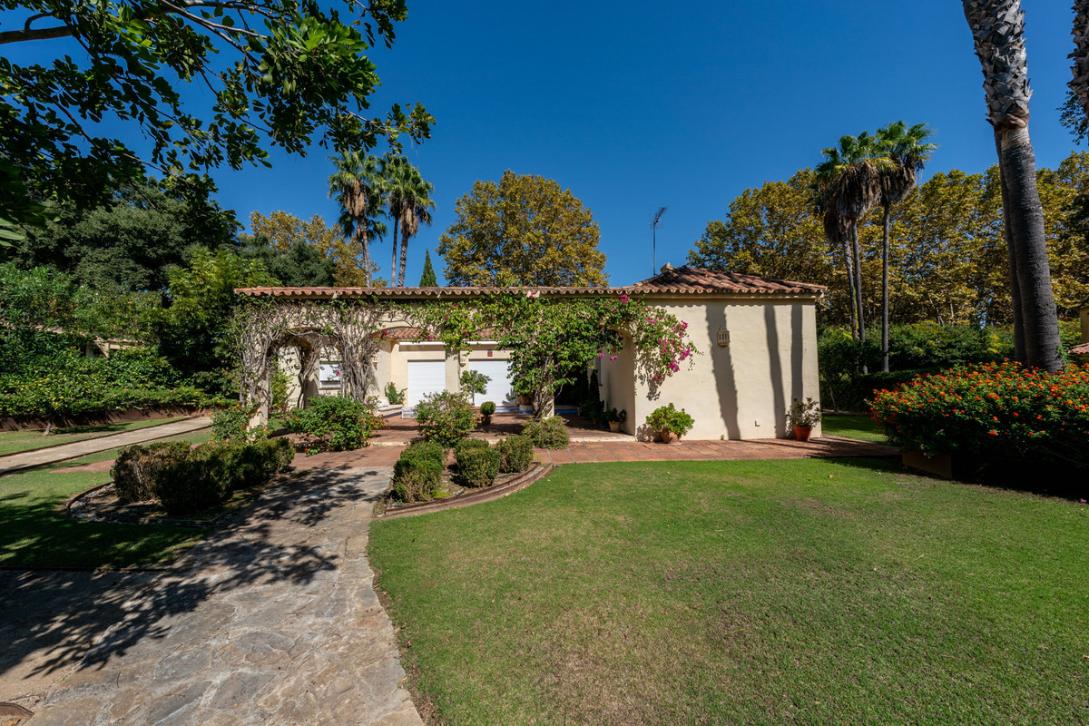 Se vende Villa - Chalet de 5 dormitorios en Costa Del Sol, Cadiz, España
