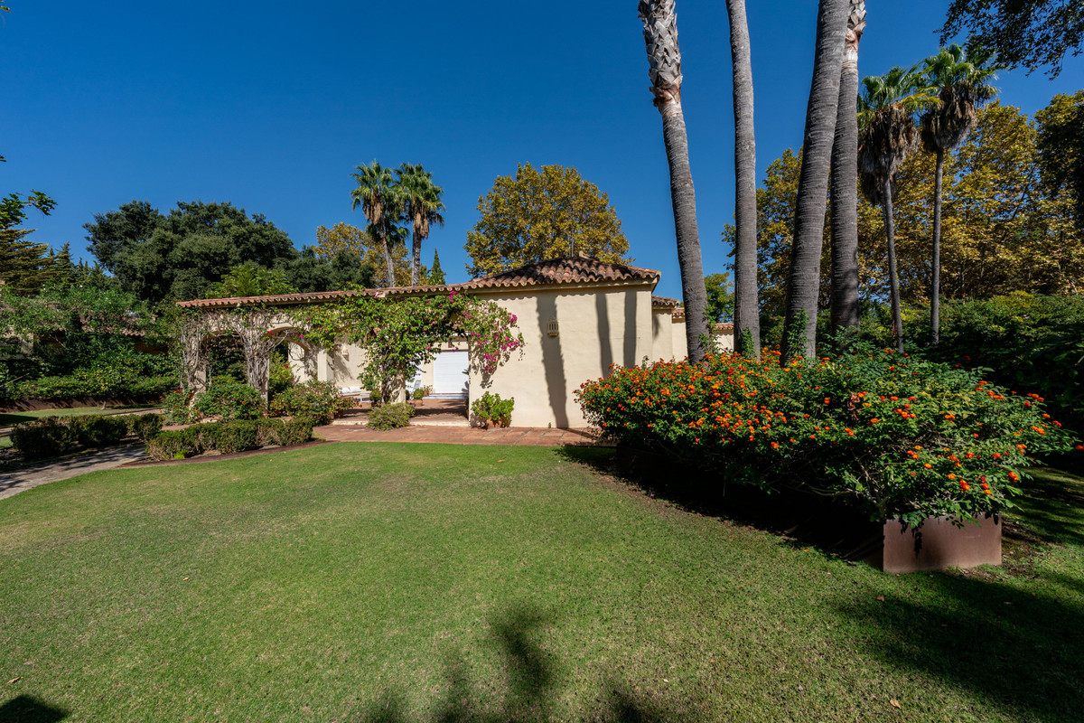 Se vende Villa - Chalet de 5 dormitorios en Costa Del Sol, Cadiz, España