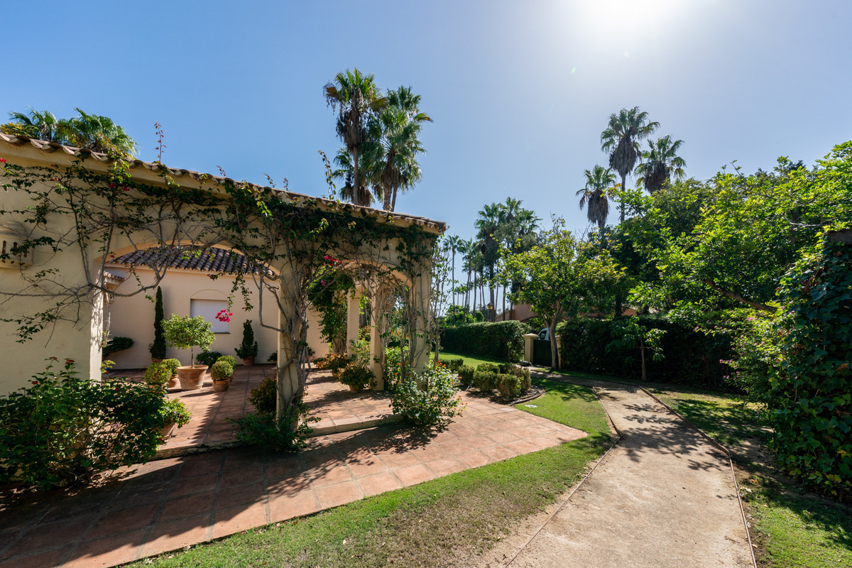Se vende Villa - Chalet de 5 dormitorios en Costa Del Sol, Cadiz, España