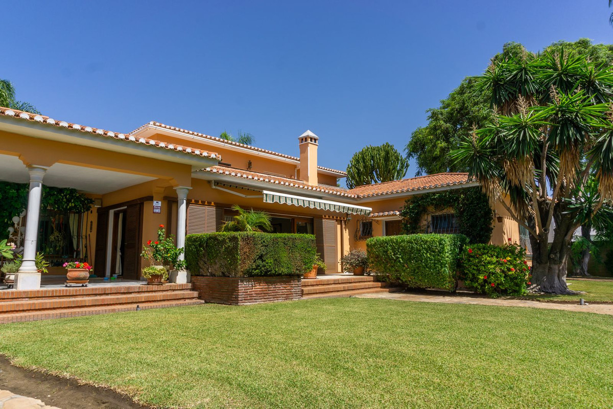 6 Bed Townhouse for sale in El Paraiso Costa Del Sol, Málaga, Spain