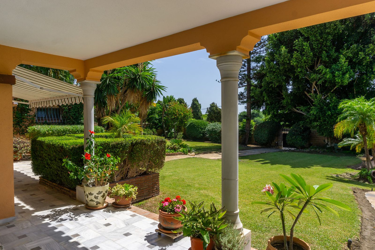 6 Bed Townhouse for sale in El Paraiso Costa Del Sol, Málaga, Spain