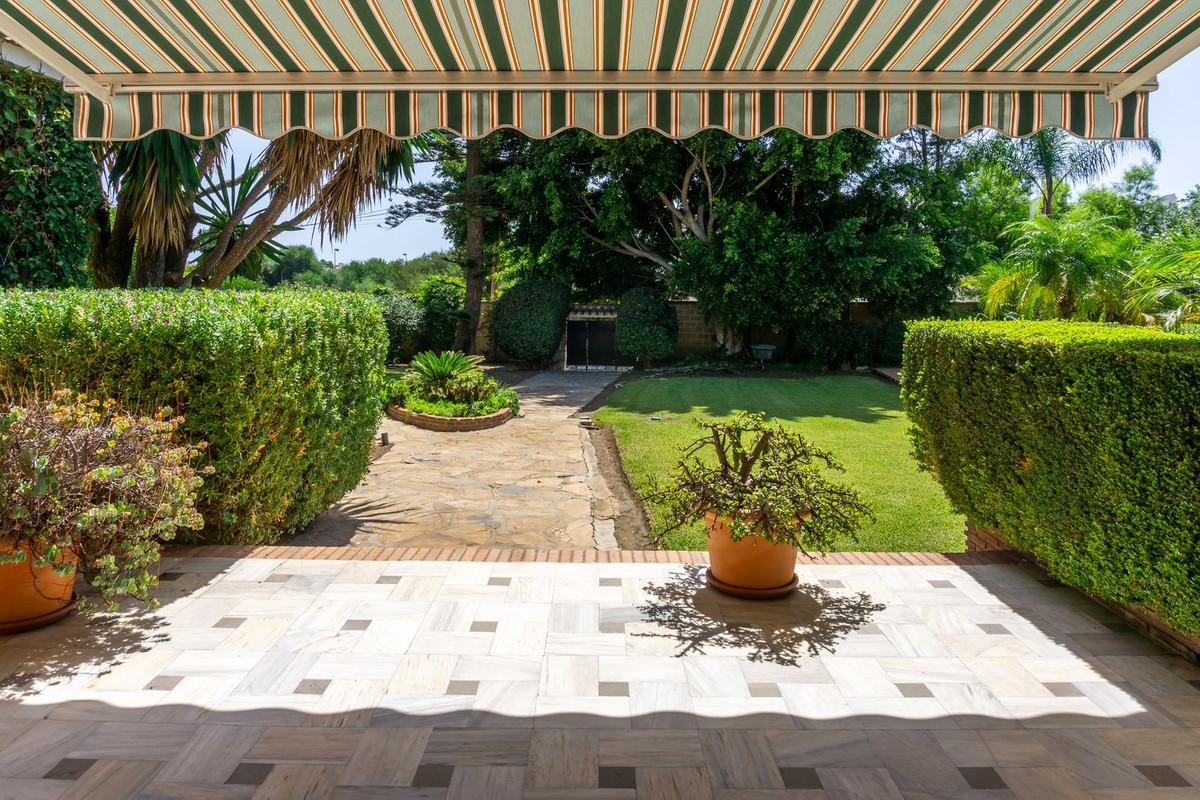 6 Bed Townhouse for sale in El Paraiso Costa Del Sol, Málaga, Spain