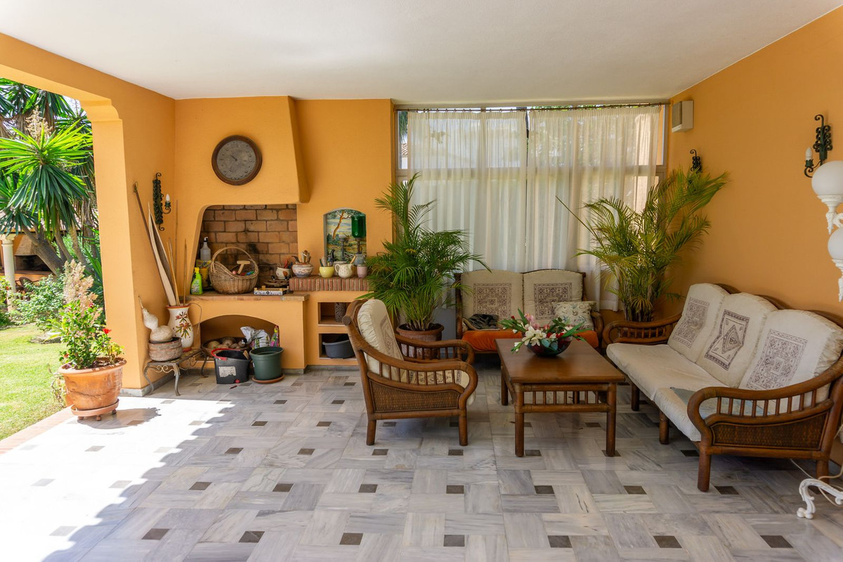 6 Bed Townhouse for sale in El Paraiso Costa Del Sol, Málaga, Spain