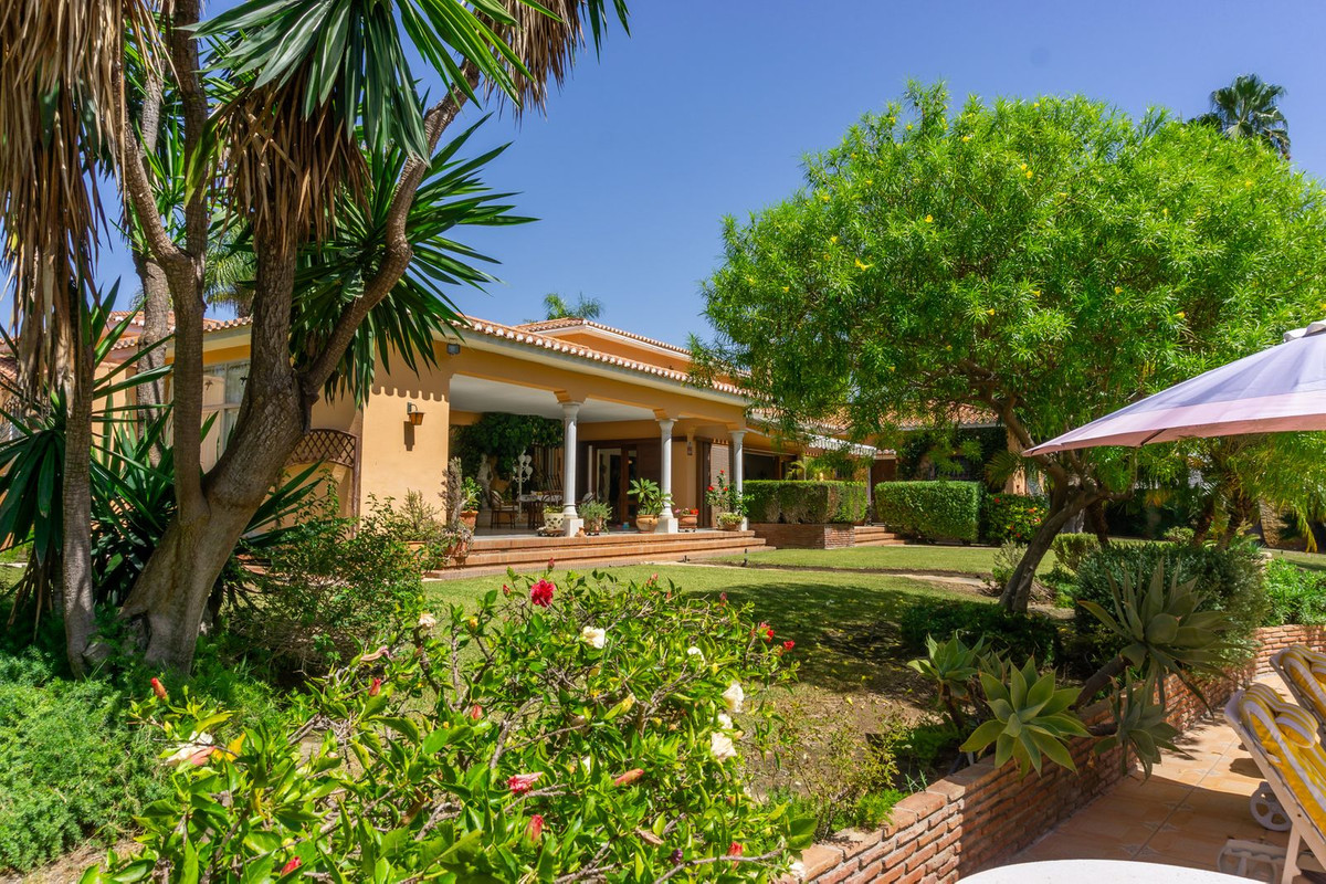 6 Bed Townhouse for sale in El Paraiso Costa Del Sol, Málaga, Spain