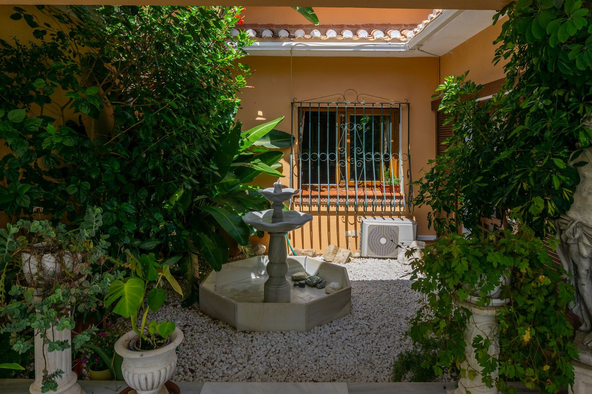 6 Bed Townhouse for sale in El Paraiso Costa Del Sol, Málaga, Spain