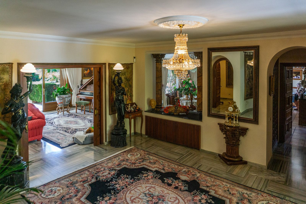 6 Bed Townhouse for sale in El Paraiso Costa Del Sol, Málaga, Spain