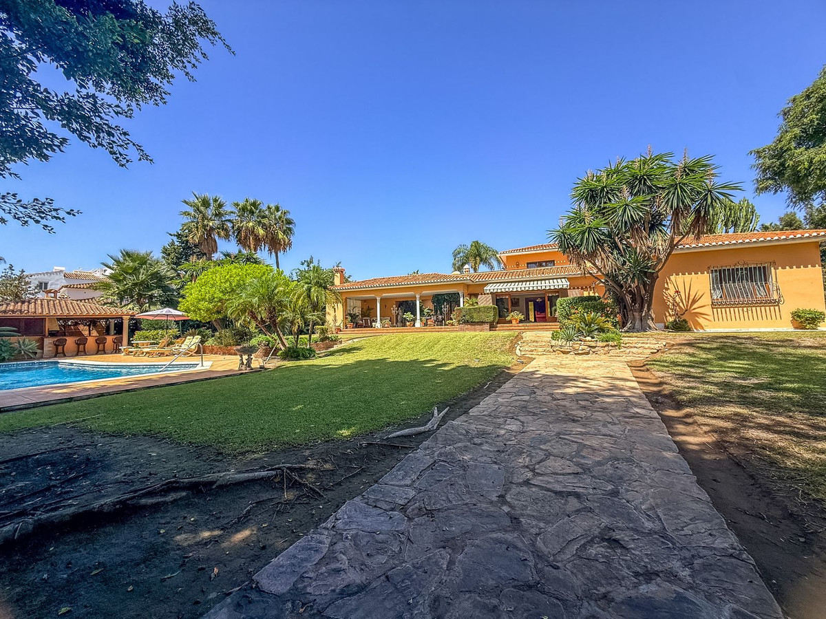 6 Bed Townhouse for sale in El Paraiso Costa Del Sol, Málaga, Spain