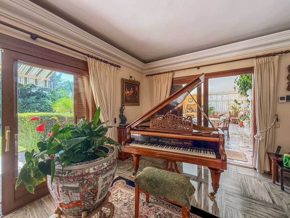 6 Bed Townhouse for sale in El Paraiso Costa Del Sol, Málaga, Spain
