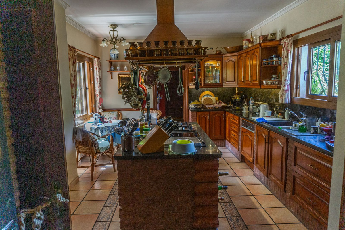 6 Bed Townhouse for sale in El Paraiso Costa Del Sol, Málaga, Spain