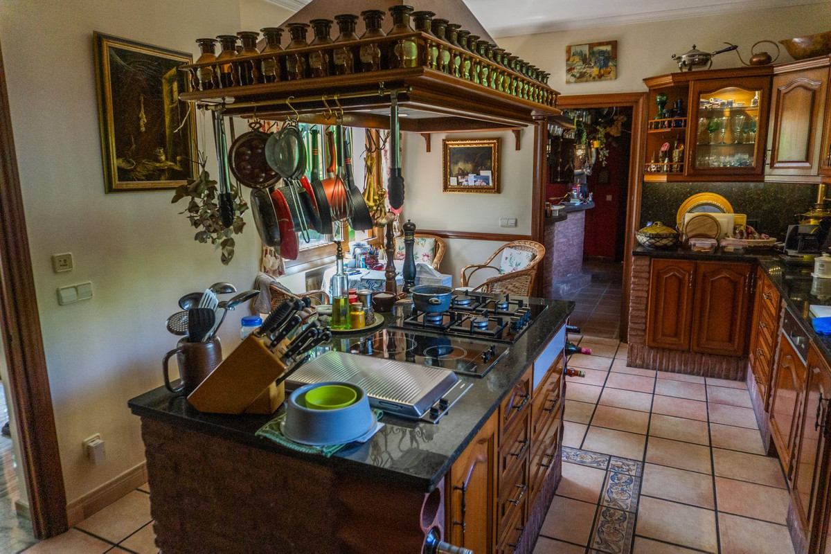 6 Bed Townhouse for sale in El Paraiso Costa Del Sol, Málaga, Spain