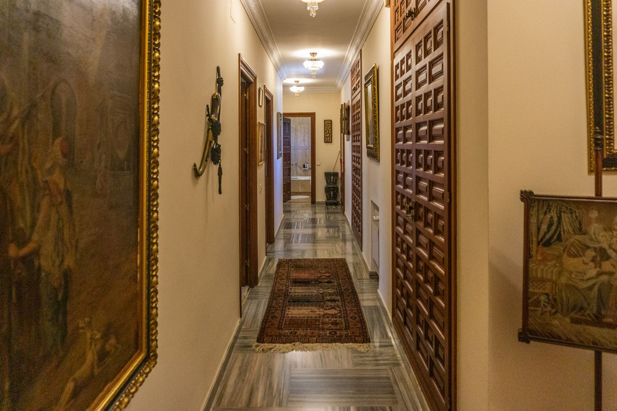 6 Bed Townhouse for sale in El Paraiso Costa Del Sol, Málaga, Spain