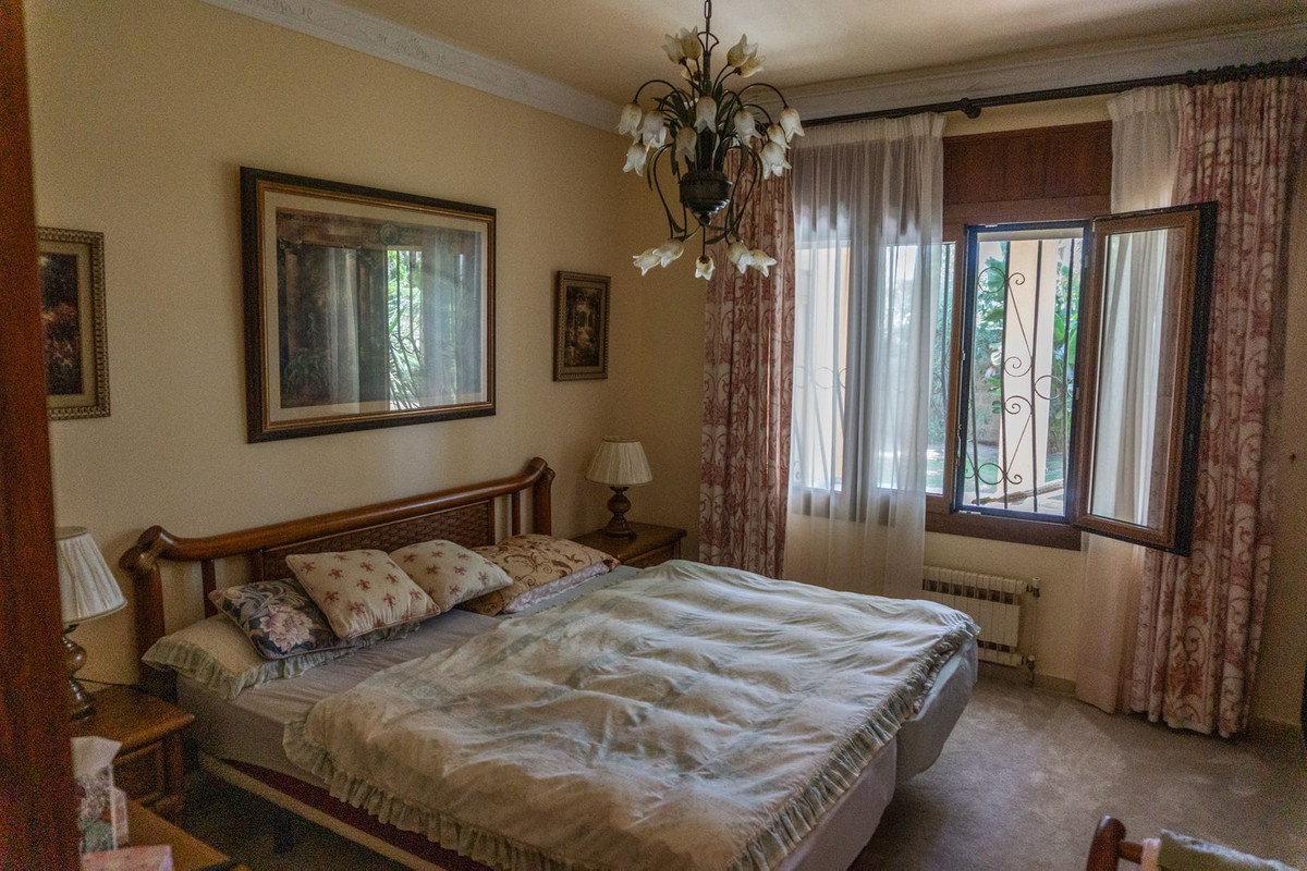6 Bed Townhouse for sale in El Paraiso Costa Del Sol, Málaga, Spain