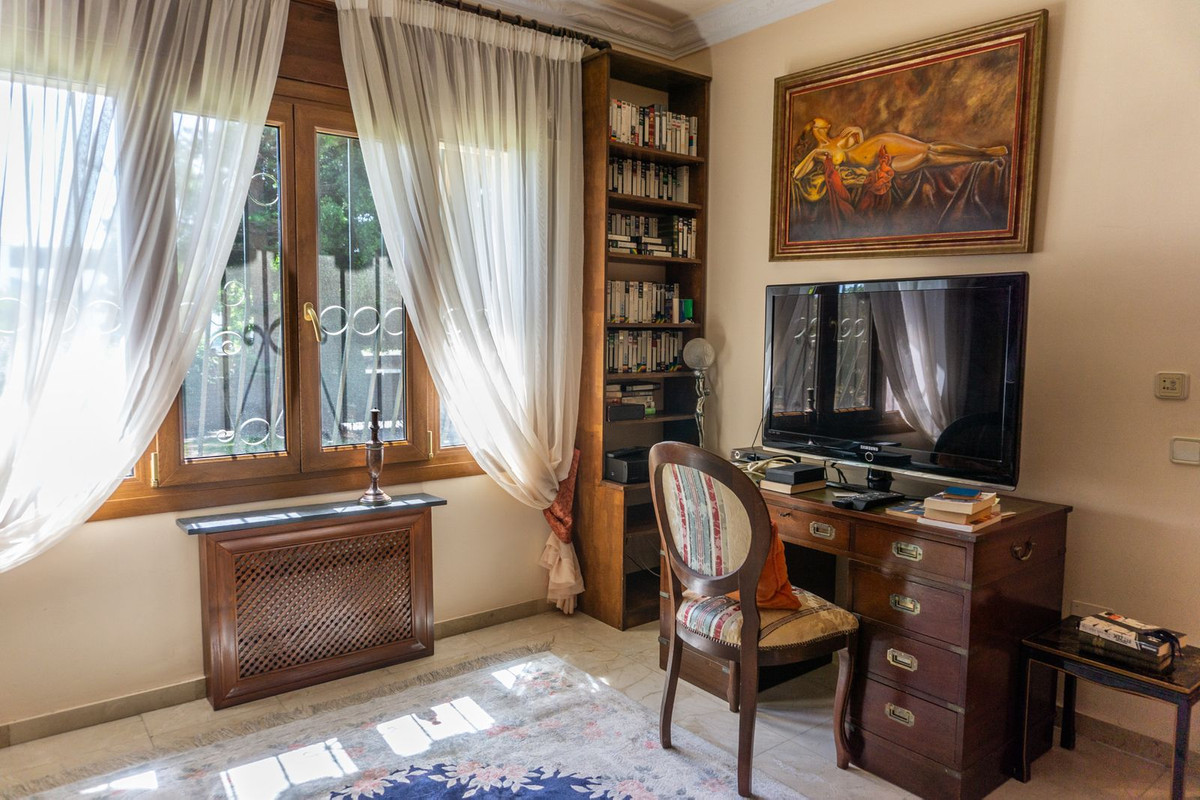 6 Bed Townhouse for sale in El Paraiso Costa Del Sol, Málaga, Spain