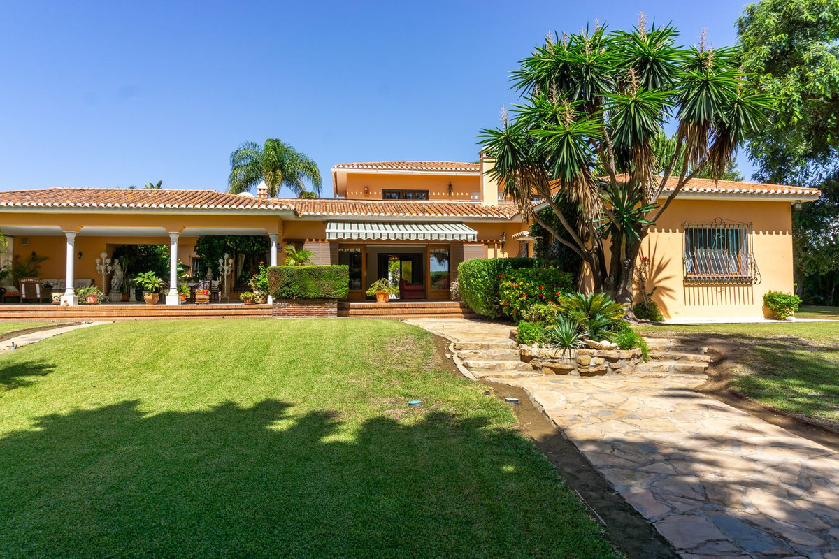 6 Bed Townhouse for sale in El Paraiso Costa Del Sol, Málaga, Spain