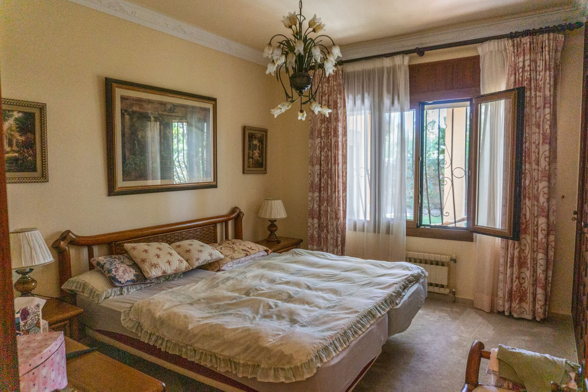 6 Bed Townhouse for sale in El Paraiso Costa Del Sol, Málaga, Spain