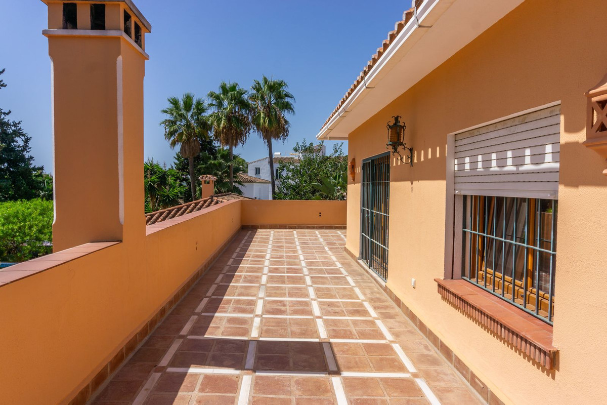 6 Bed Townhouse for sale in El Paraiso Costa Del Sol, Málaga, Spain