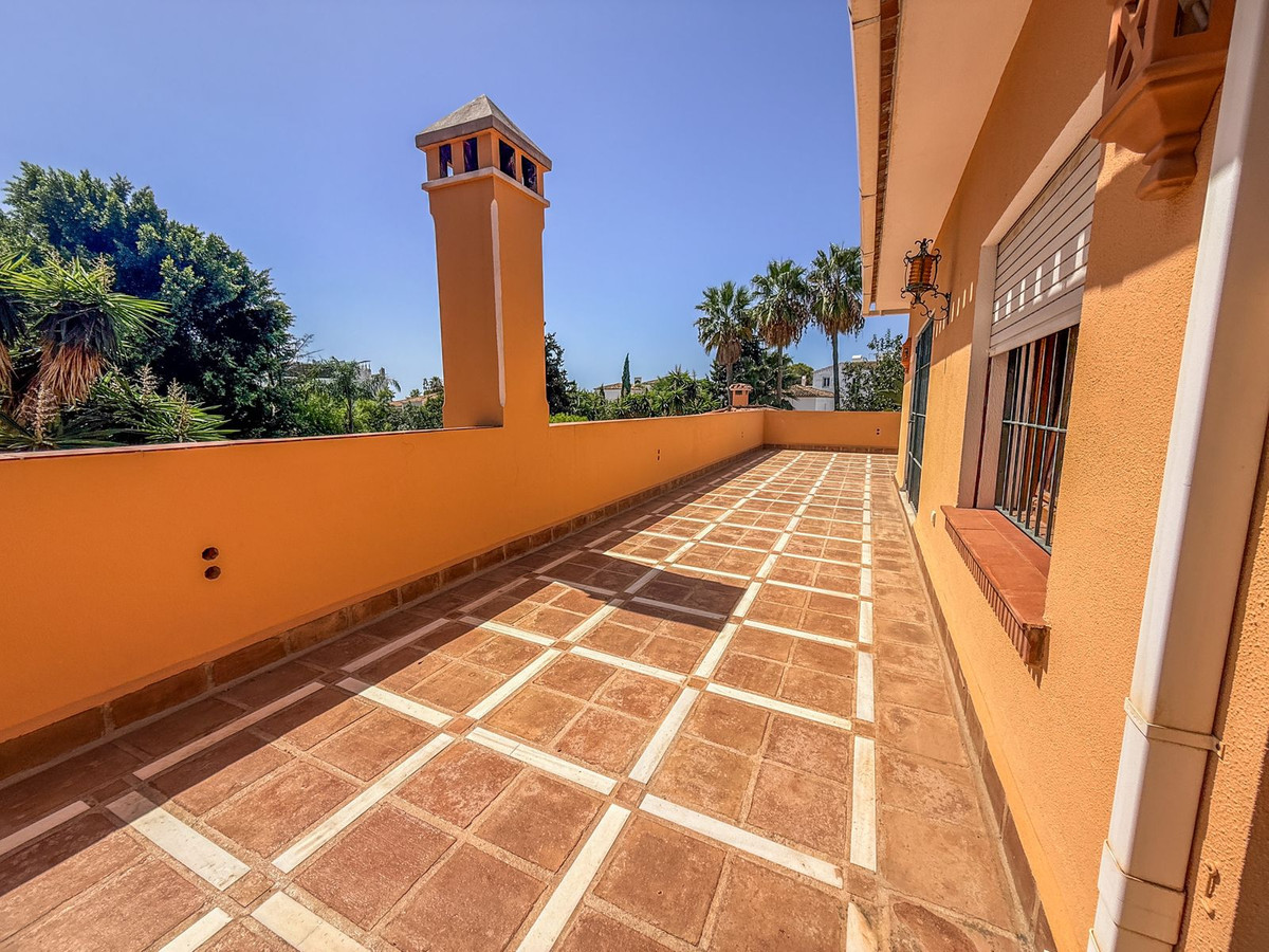6 Bed Townhouse for sale in El Paraiso Costa Del Sol, Málaga, Spain