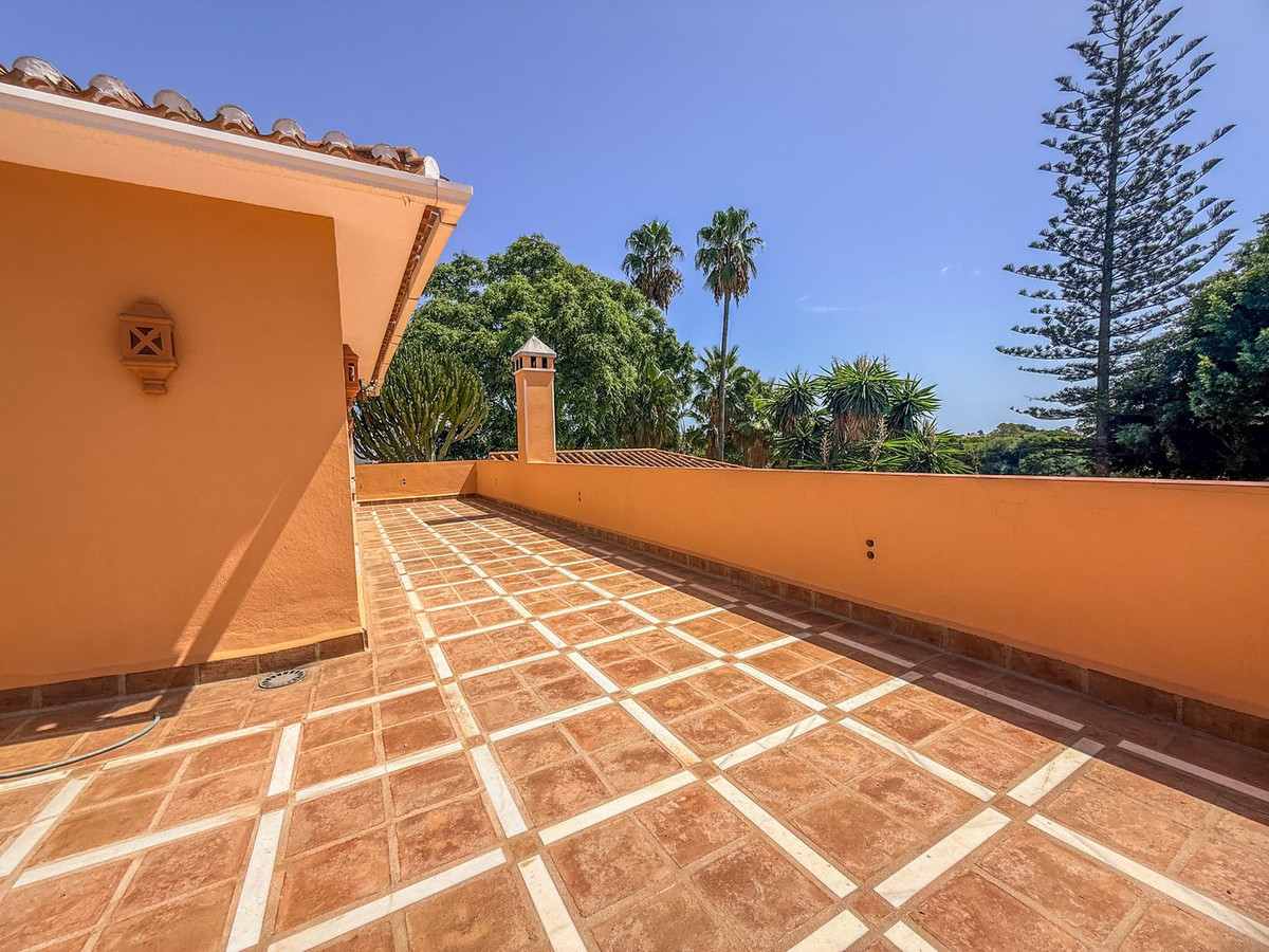 6 Bed Townhouse for sale in El Paraiso Costa Del Sol, Málaga, Spain