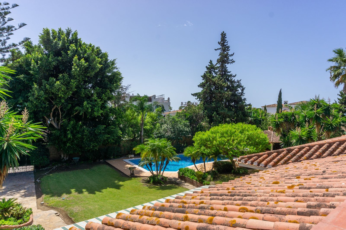 6 Bed Townhouse for sale in El Paraiso Costa Del Sol, Málaga, Spain