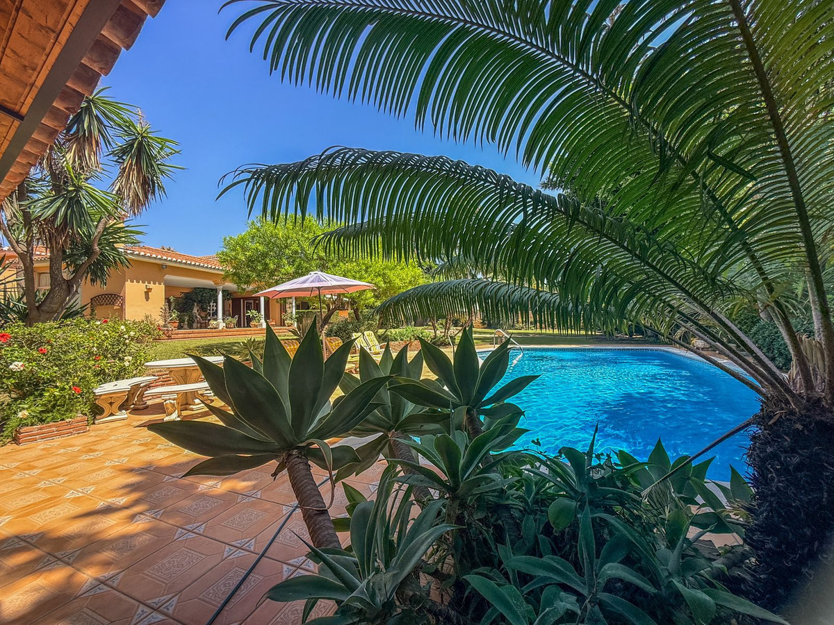6 Bed Townhouse for sale in El Paraiso Costa Del Sol, Málaga, Spain