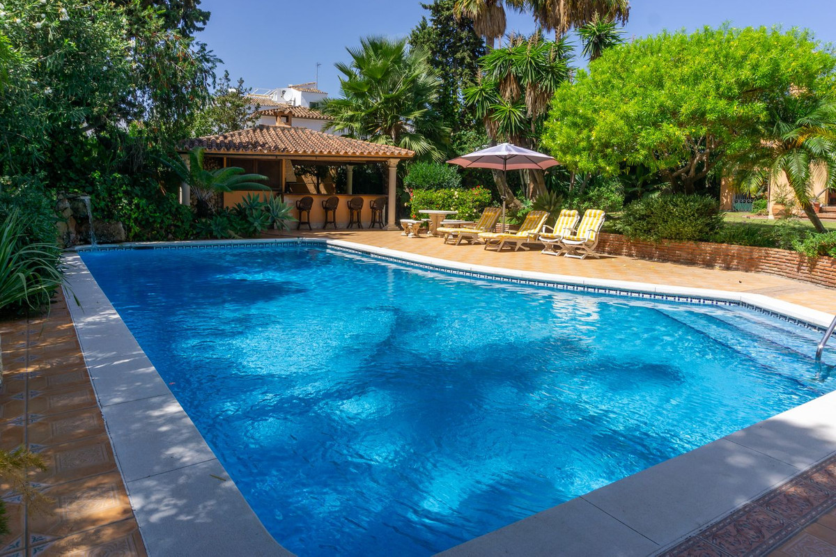 6 Bed Townhouse for sale in El Paraiso Costa Del Sol, Málaga, Spain
