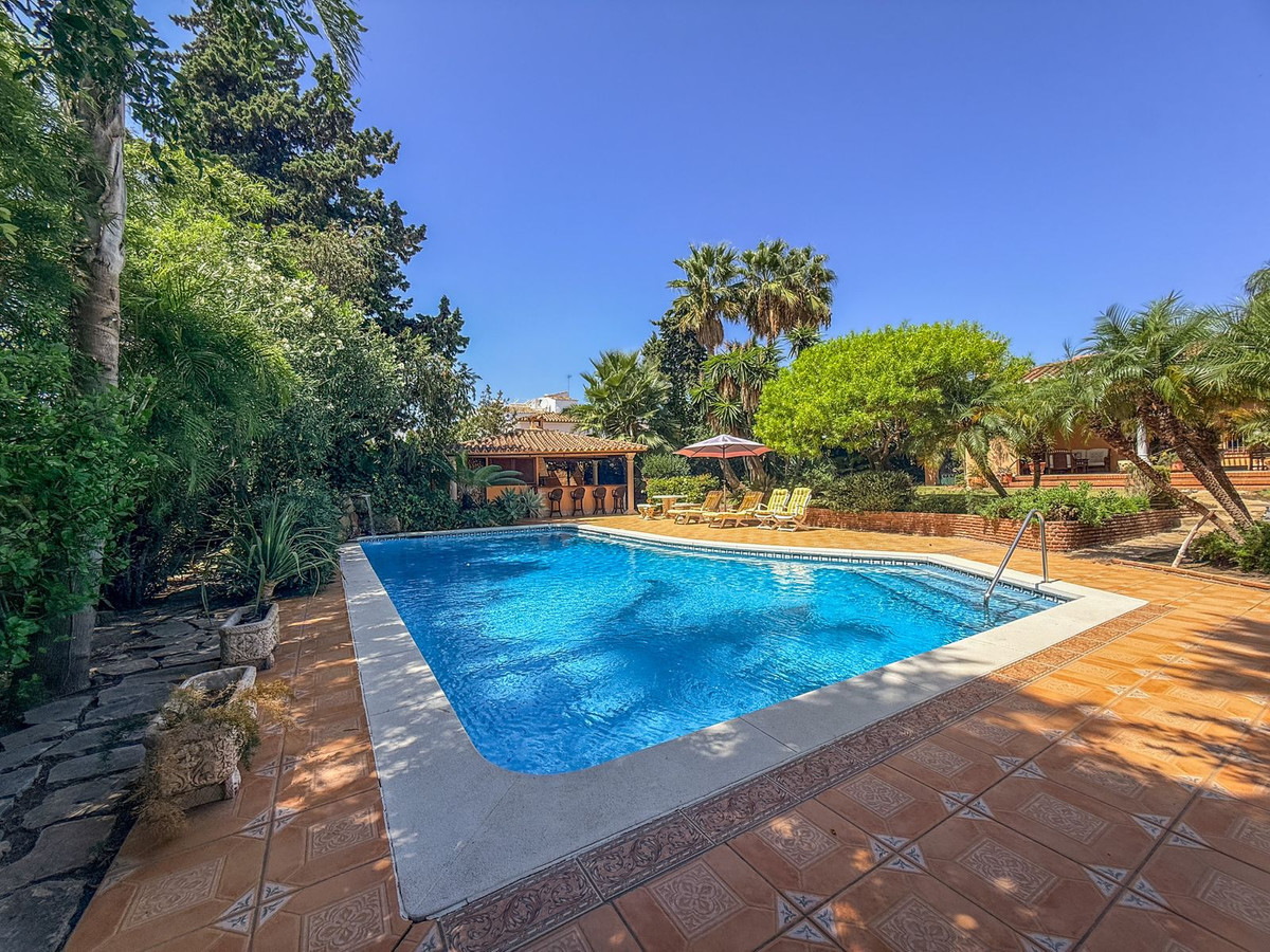 6 Bed Townhouse for sale in El Paraiso Costa Del Sol, Málaga, Spain