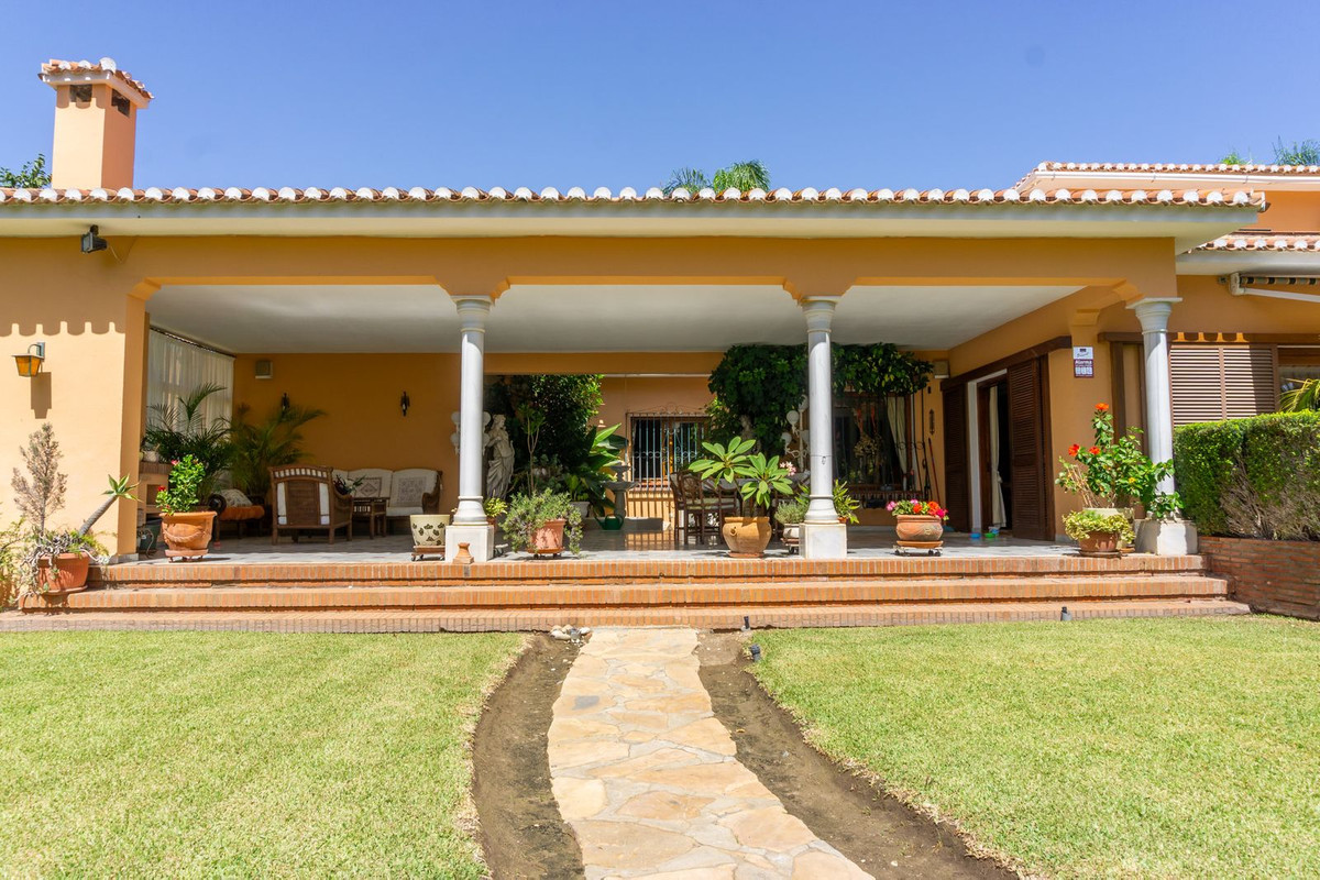 6 Bed Townhouse for sale in El Paraiso Costa Del Sol, Málaga, Spain