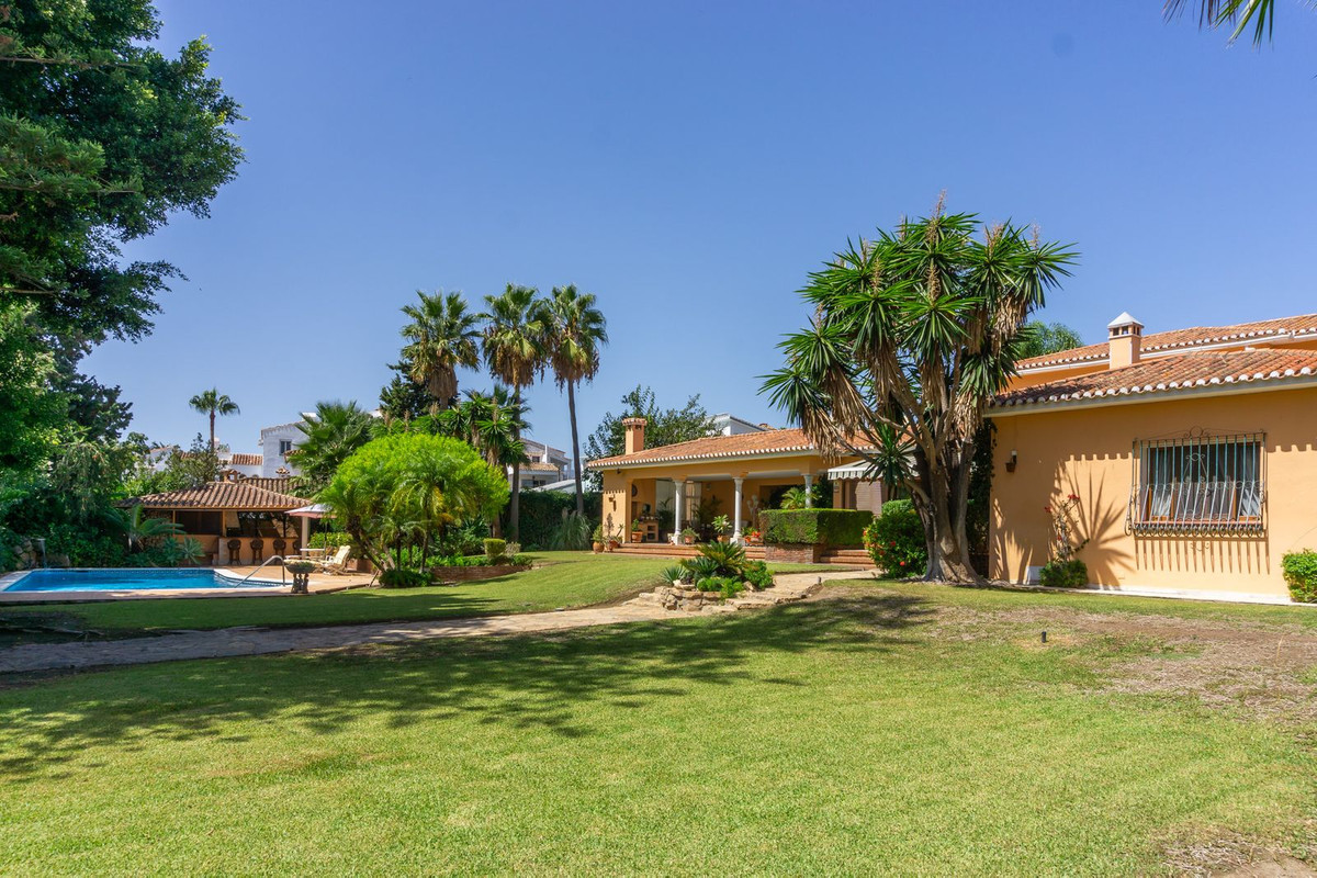 6 Bed Townhouse for sale in El Paraiso Costa Del Sol, Málaga, Spain