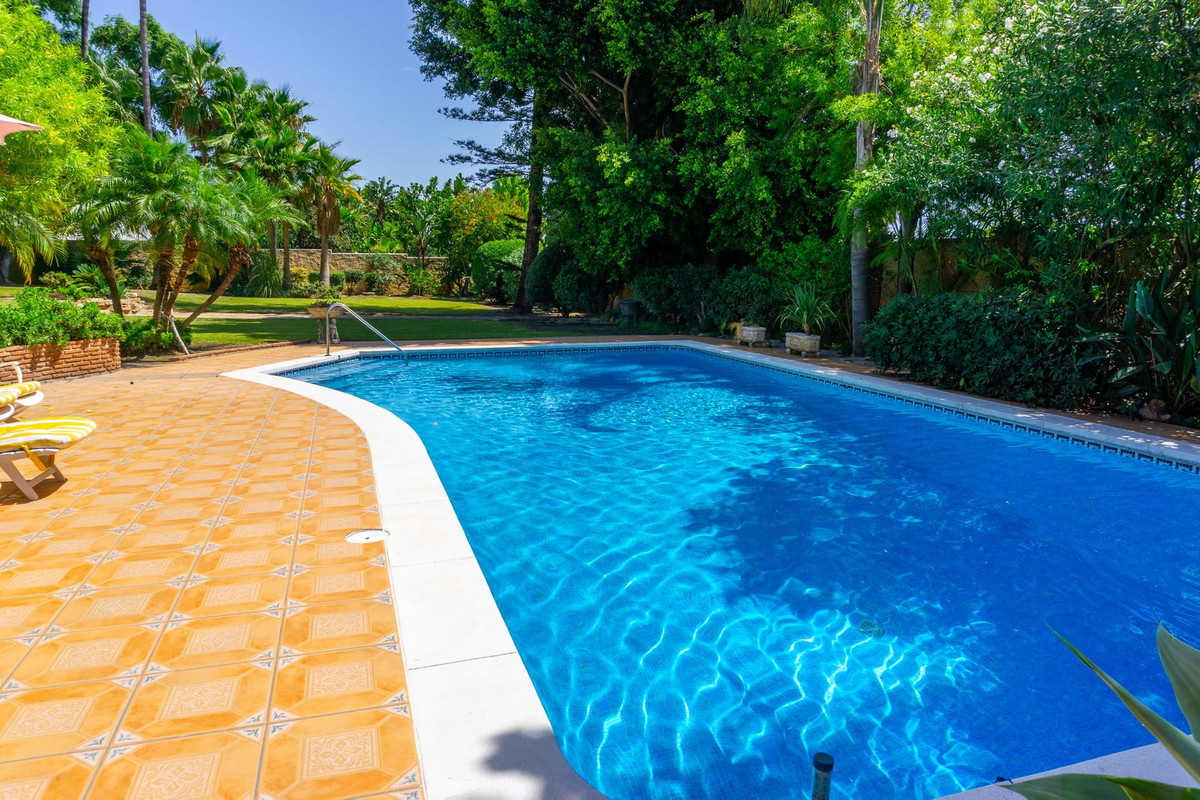 6 Bed Townhouse for sale in El Paraiso Costa Del Sol, Málaga, Spain