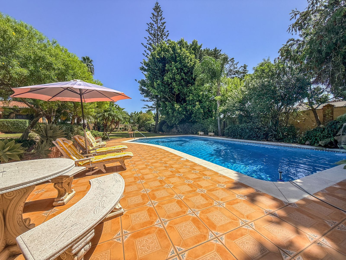 6 Bed Townhouse for sale in El Paraiso Costa Del Sol, Málaga, Spain