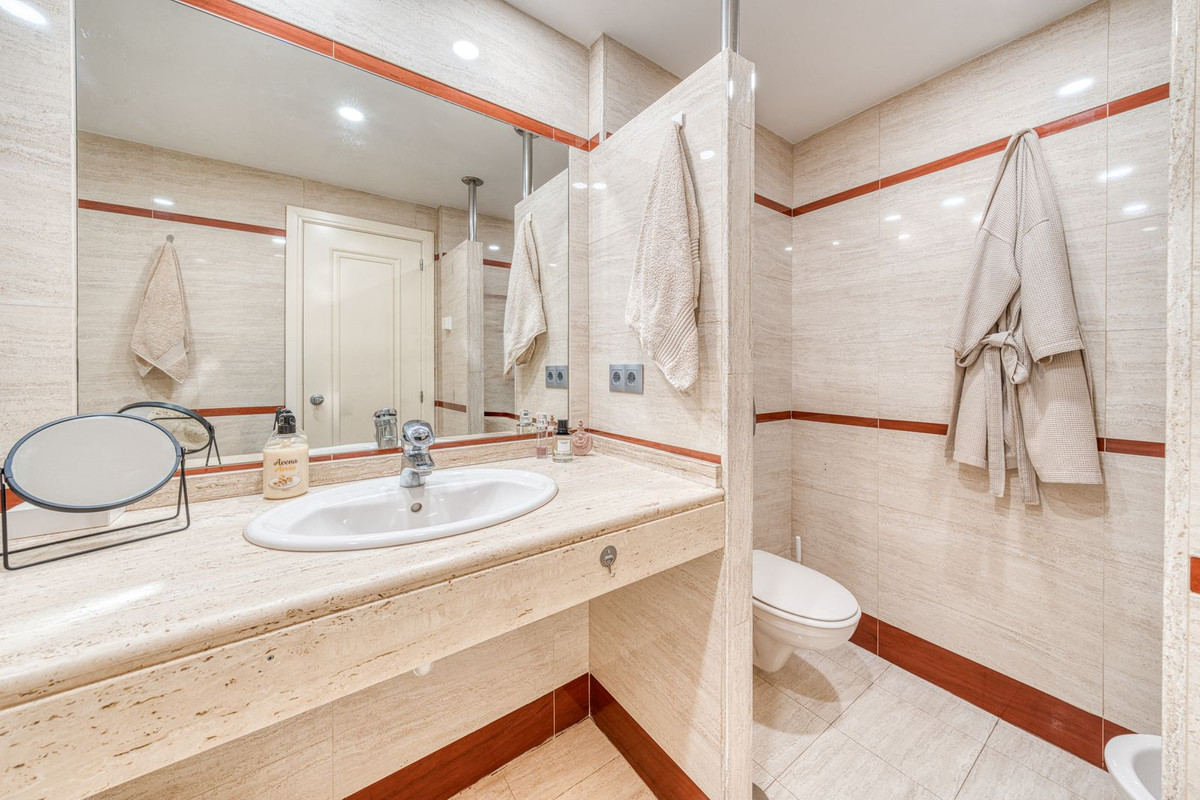 Se vende Apartamento Planta Media de 2 dormitorios en Costa Del Sol, Málaga, España