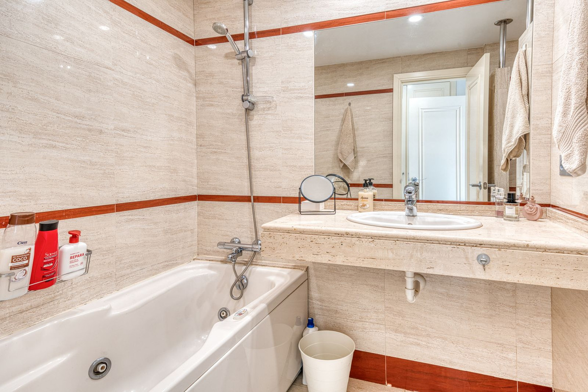 Se vende Apartamento Planta Media de 2 dormitorios en Costa Del Sol, Málaga, España