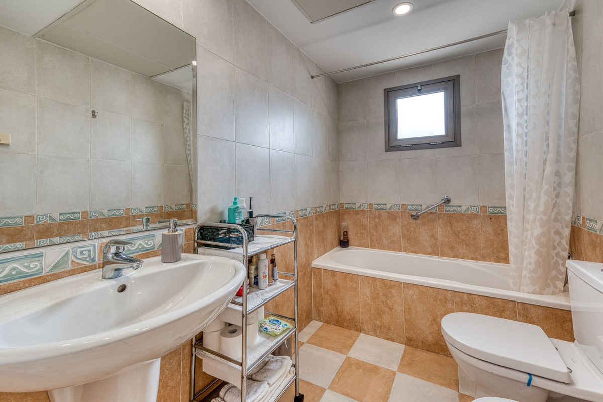 Se vende Apartamento Planta Media de 2 dormitorios en Costa Del Sol, Málaga, España