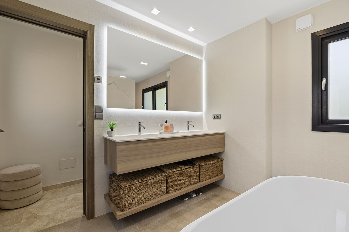 Se vende Villa - Chalet de 4 dormitorios en Costa Del Sol, Málaga, España