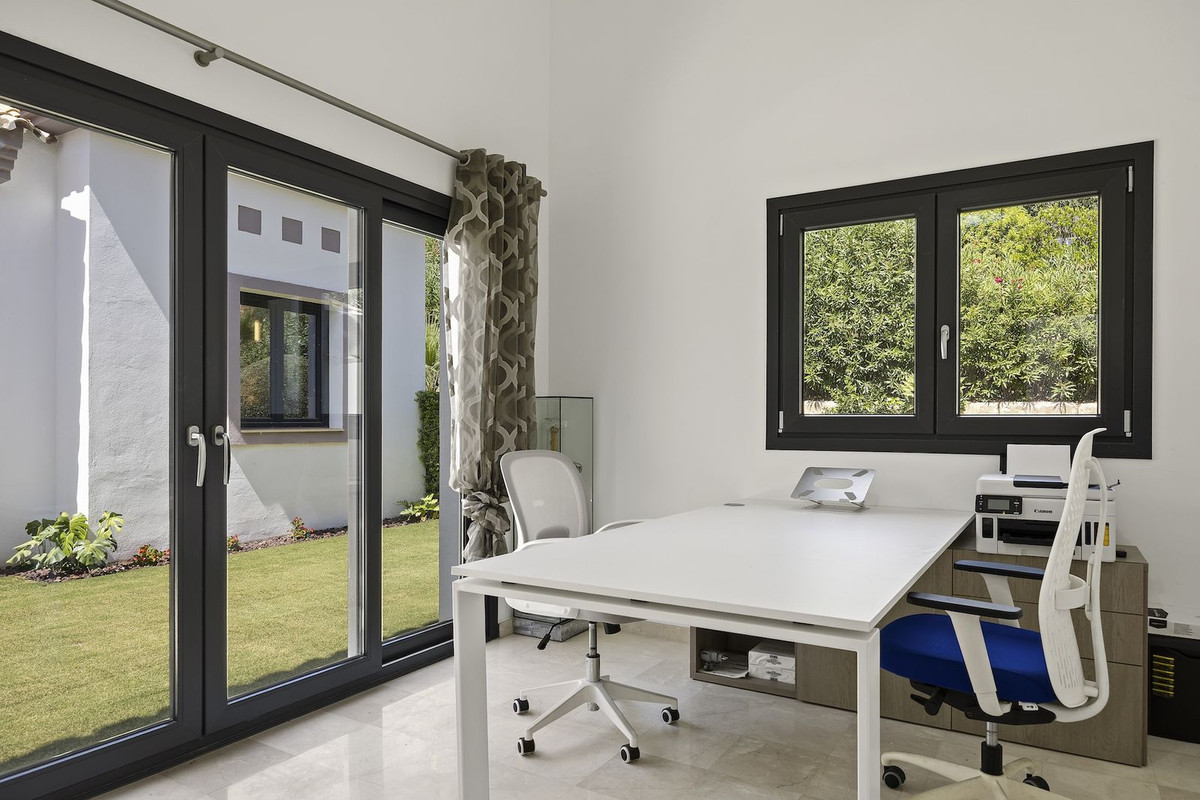 Se vende Villa - Chalet de 4 dormitorios en Costa Del Sol, Málaga, España