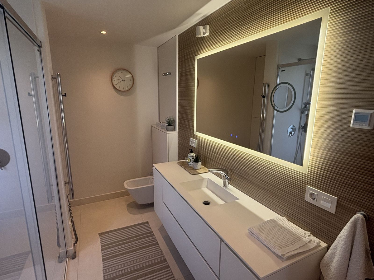 Se vende Apartamento Planta Media de 2 dormitorios en Costa Del Sol, Málaga, España