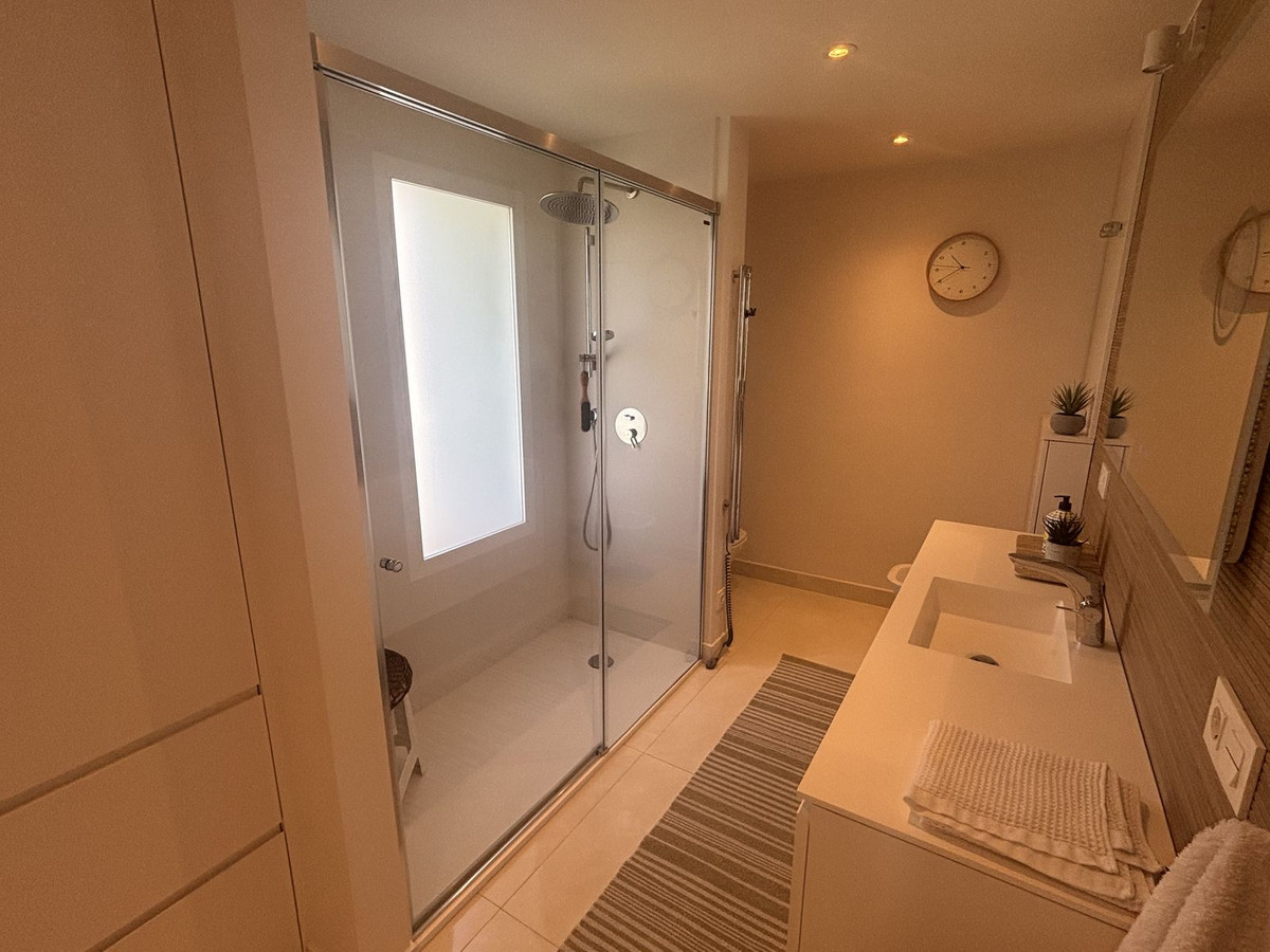 Se vende Apartamento Planta Media de 2 dormitorios en Costa Del Sol, Málaga, España