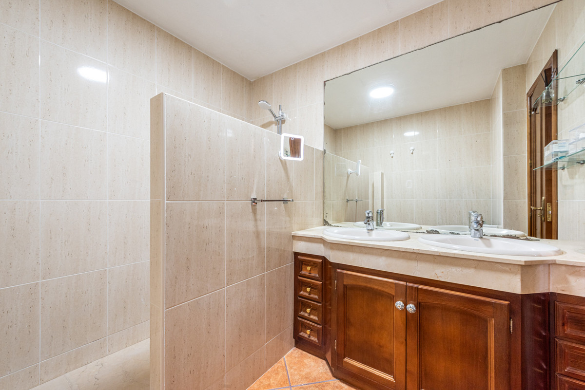 Se vende Villa - Chalet de 5 dormitorios en Costa Del Sol, Málaga, España