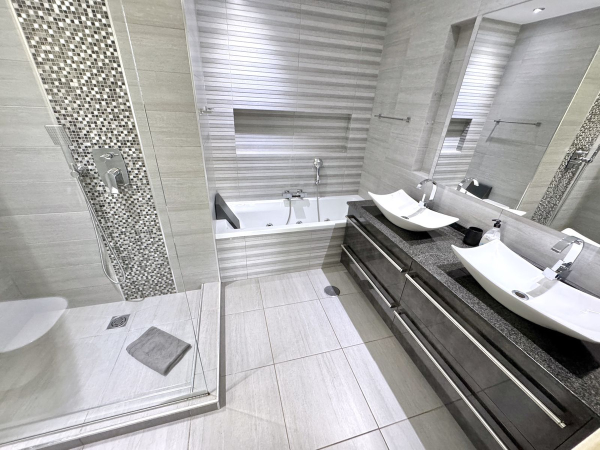 Se vende Villa - Chalet de 6 dormitorios en Costa Del Sol, Málaga, España