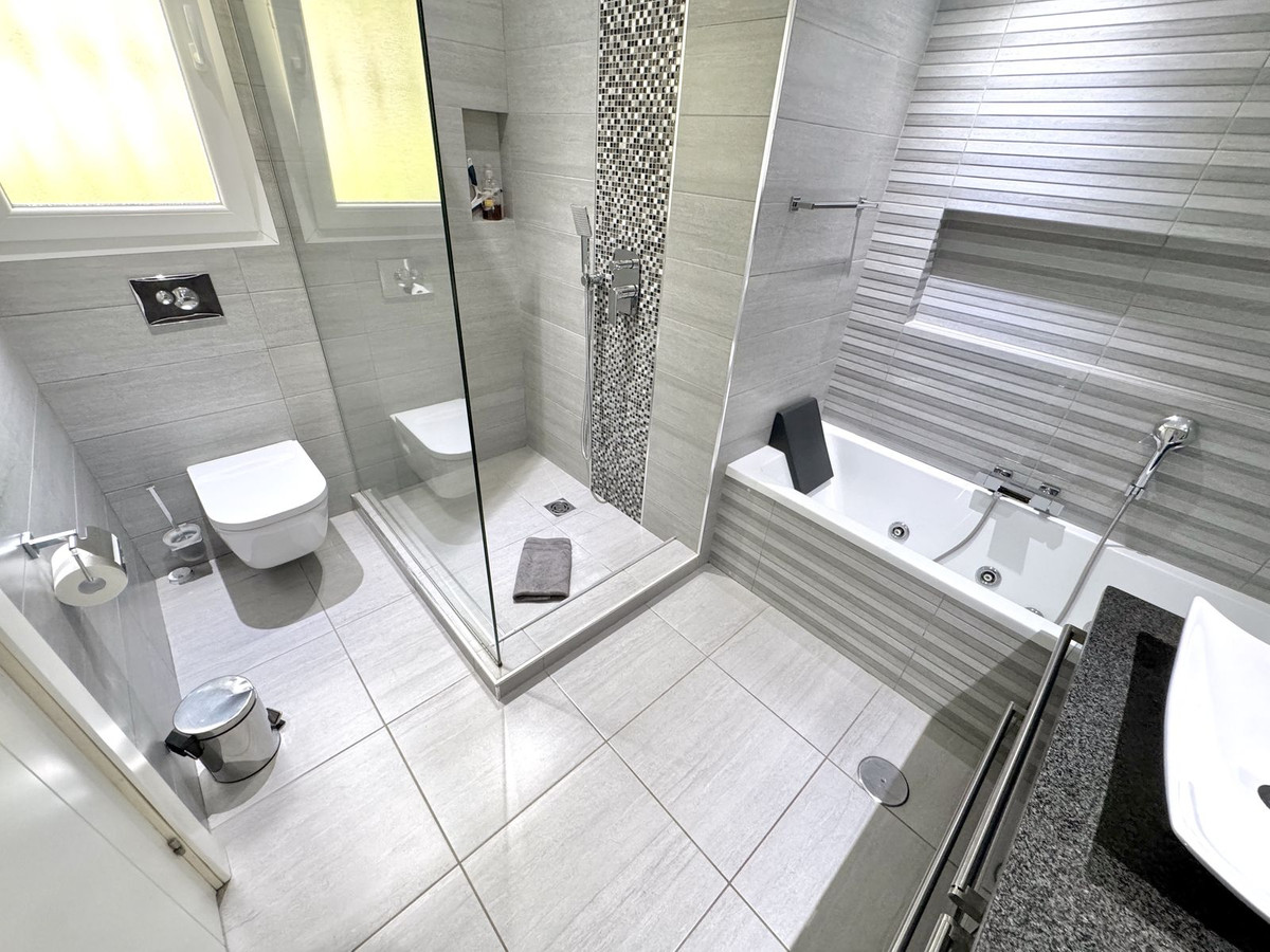 Se vende Villa - Chalet de 6 dormitorios en Costa Del Sol, Málaga, España