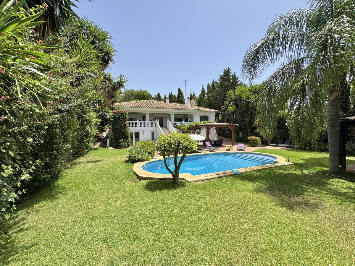 Se vende Villa - Chalet de 6 dormitorios en Costa Del Sol, Málaga, España
