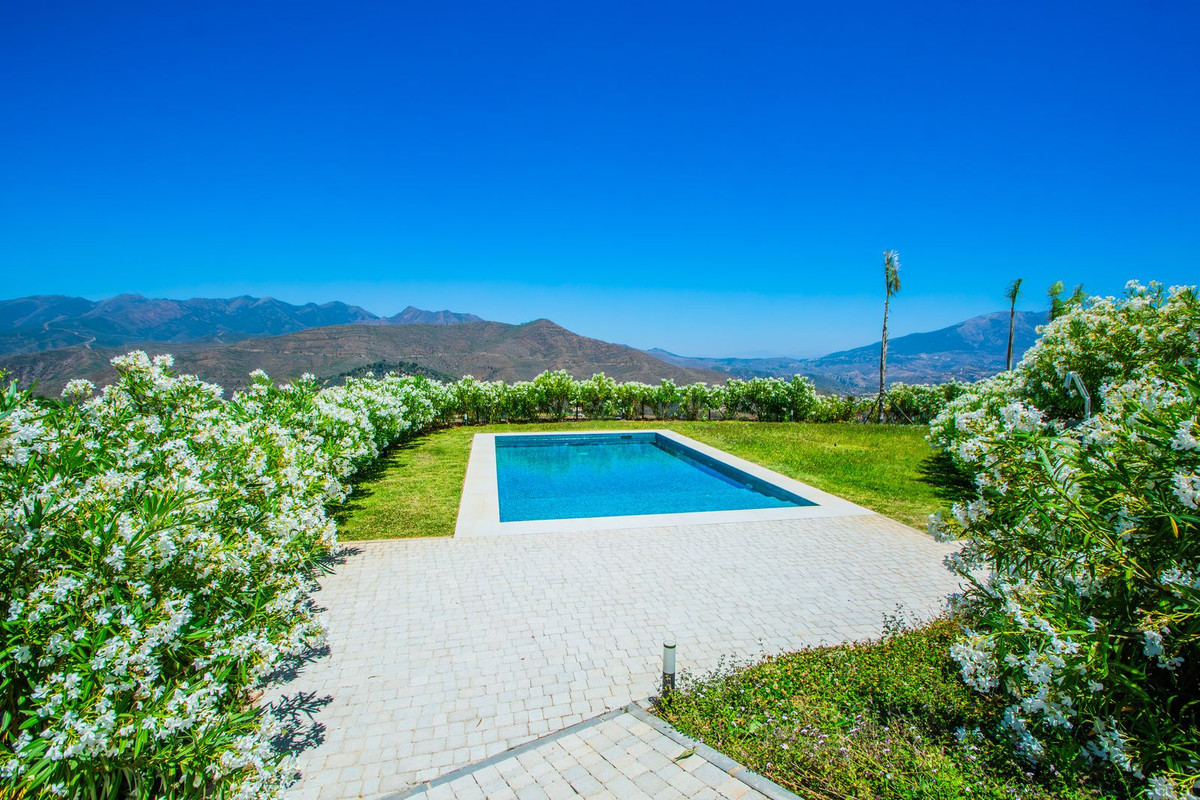 4 Bed Townhouse for sale in La Mairena Costa Del Sol, Málaga, Spain